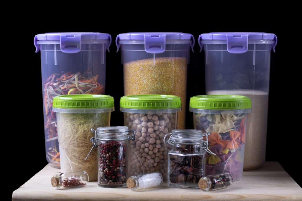 Food storage container materials : Plastic and Glass Containers